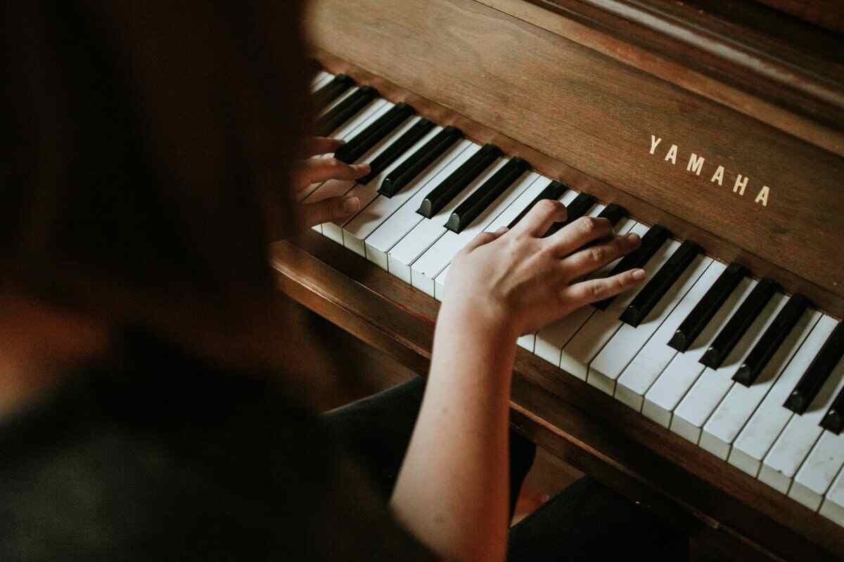 ragazza suona il pianoforte