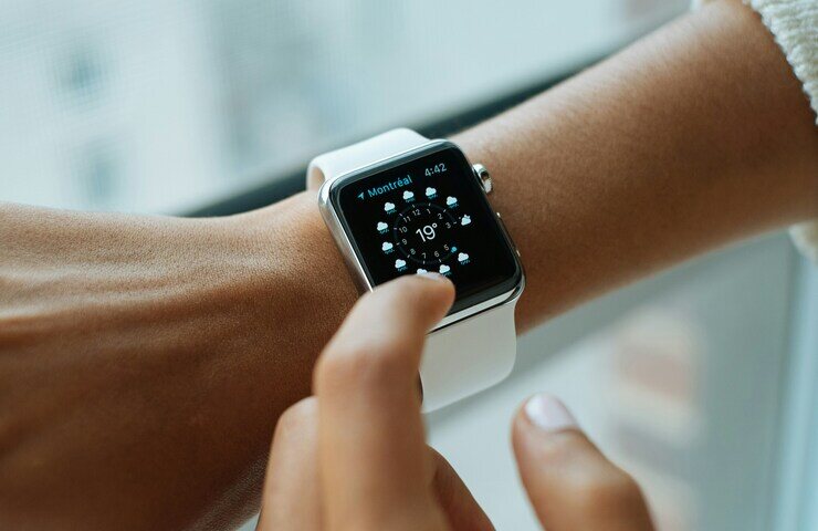 Donna utilizza smartwatch per vedere meteo