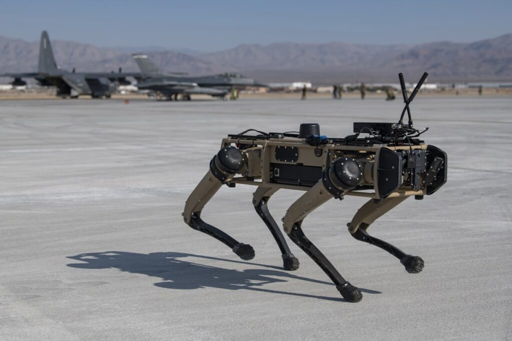 I marines USA stanno testando i cani robot dotati di fucili per le loro missioni