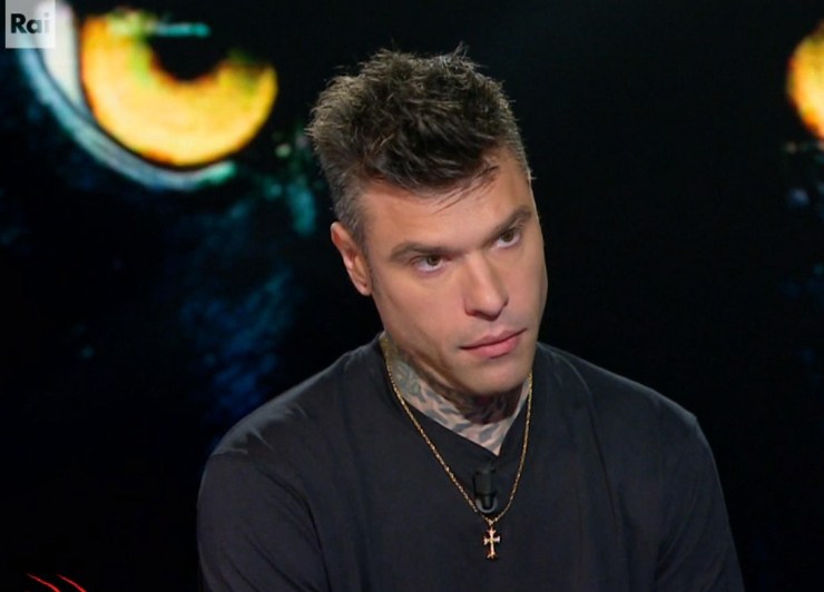 Fedez: chi è ragazza bonda