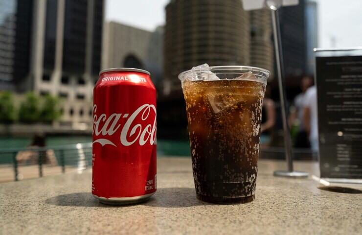 lattina e bicchiere di Coca Cola